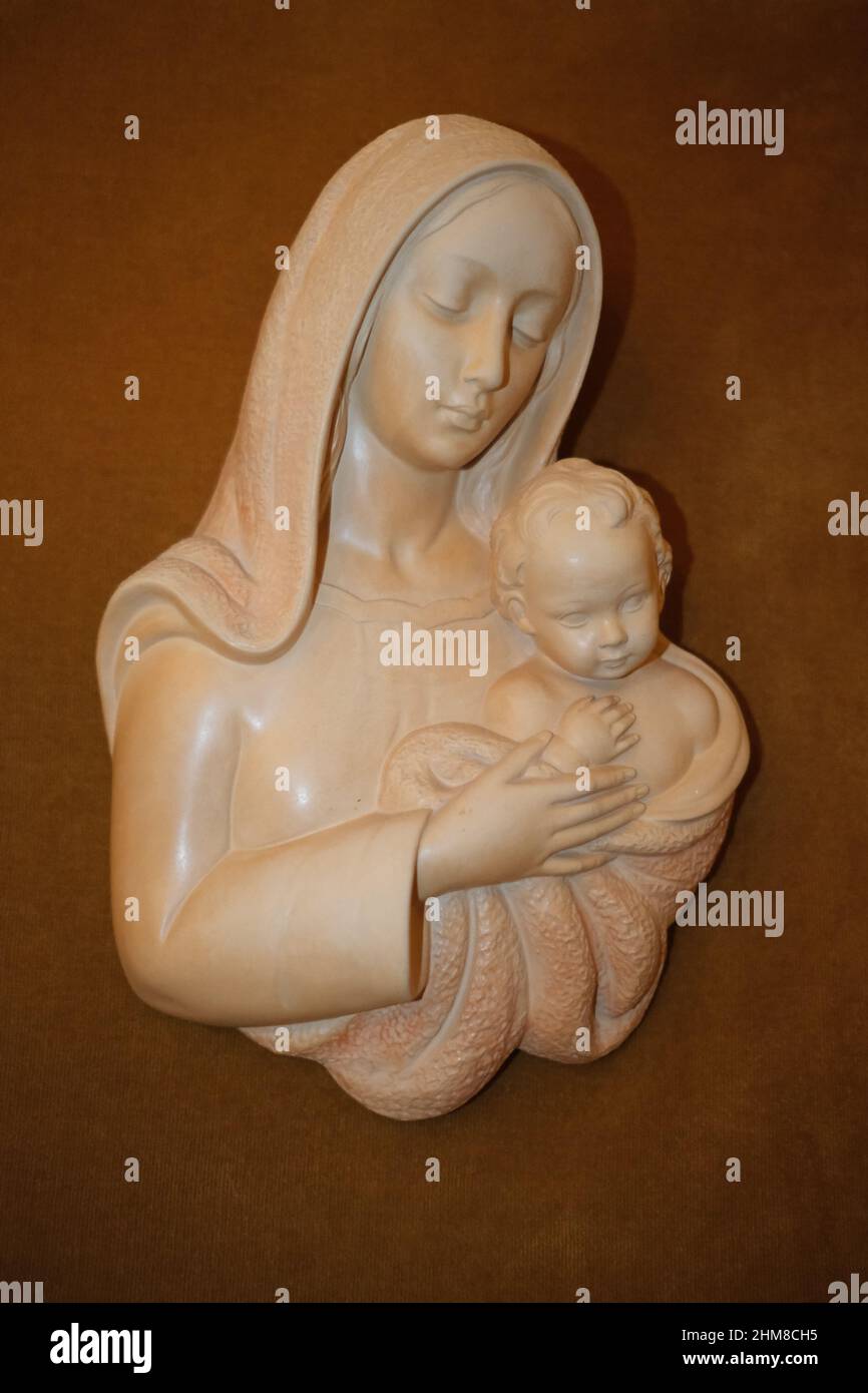 Foto di madonna in marmo con bambino, incastrata in una base di tela e legno. Fotografata a colori e con Flash base Stockfoto