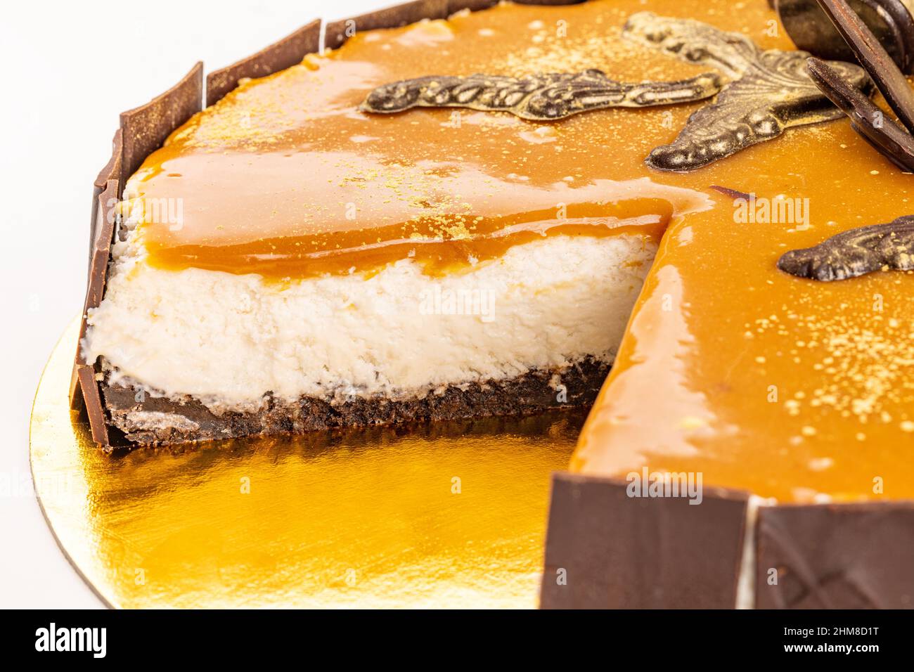 Käsekuchen mit salziger Karamellsoße, Nahaufnahme Stockfoto
