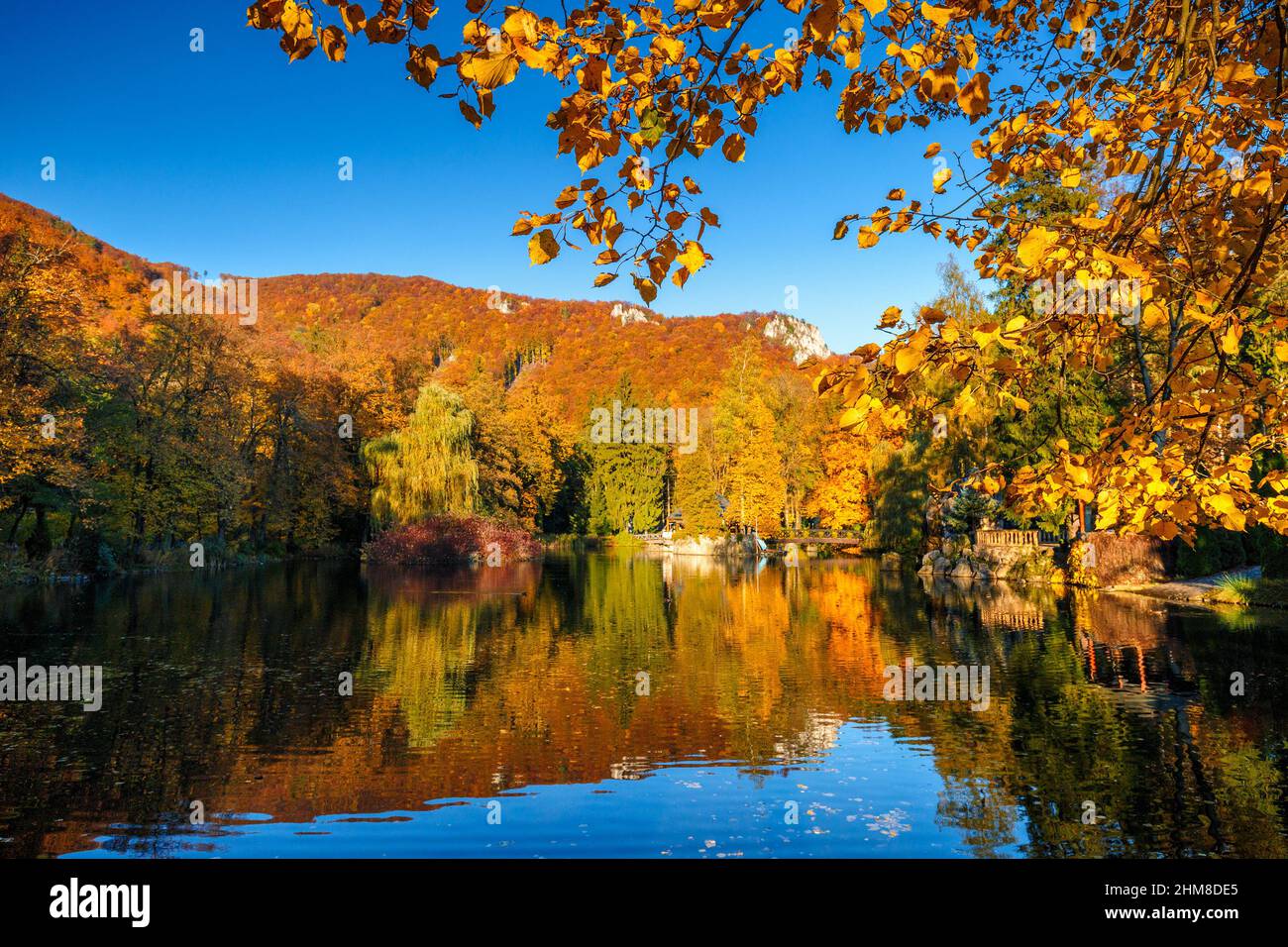 Park mit einem See in Herbstfarben in der Kurstadt Rajecke Teplice in der Slowakei, Europa. Stockfoto