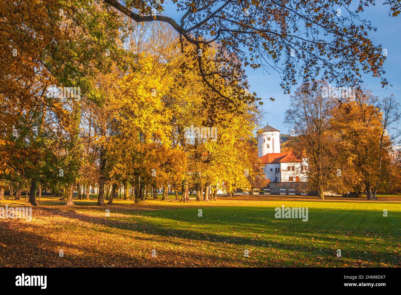 Herbstlandschaft, mittelalterliche Burg Budatin mit Park in der Nähe von Zilina, Mitteleuropa, Slowakei. Stockfoto