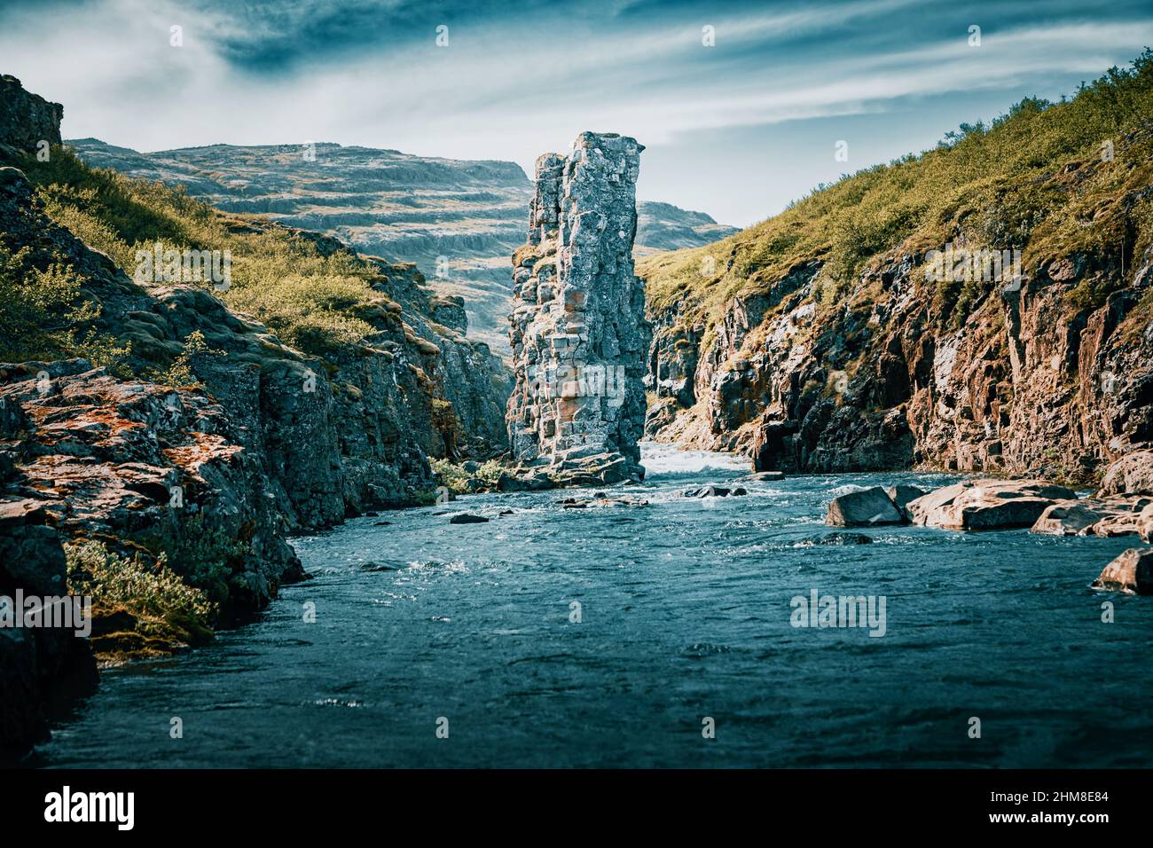 Felsformationen / Steinmonolith in einem rauhen Fluss bei Flókalundur (Vatnsfjörður), Landschaftsansicht der Westfjorde in Island Stockfoto