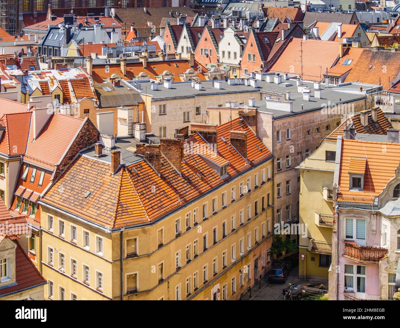 Blick von oben auf orange geflieste Dächer der alten mittelalterlichen Gebäude der europäischen polnischen Stadt Breslau Stockfoto