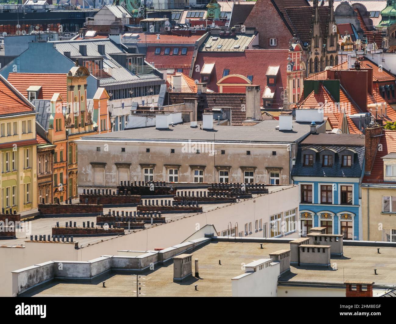 Blick von oben auf orange geflieste Dächer der alten mittelalterlichen Gebäude der europäischen polnischen Stadt Breslau Stockfoto