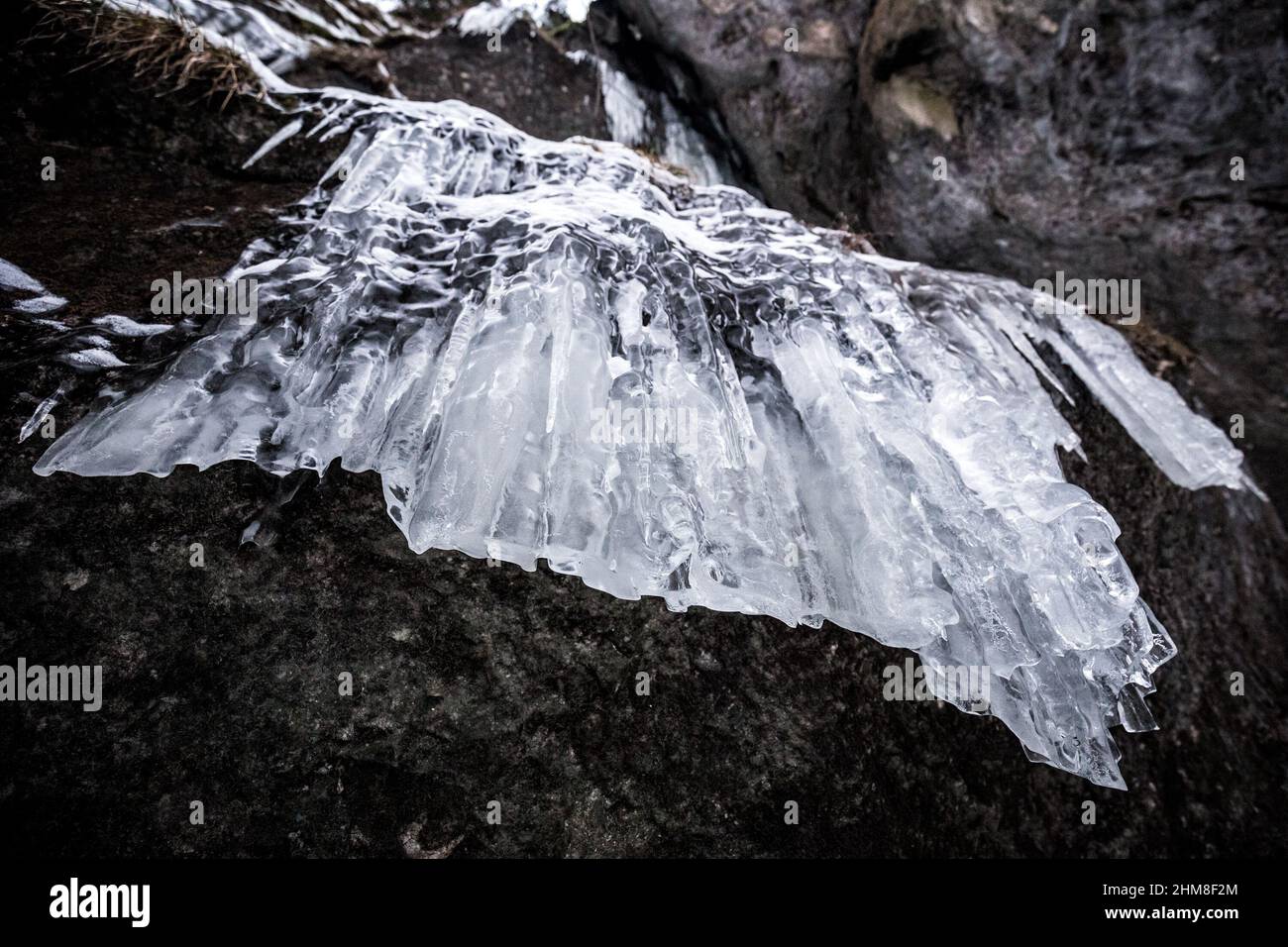 Riesige Eiszapfen auf einer Felswand. Stockfoto