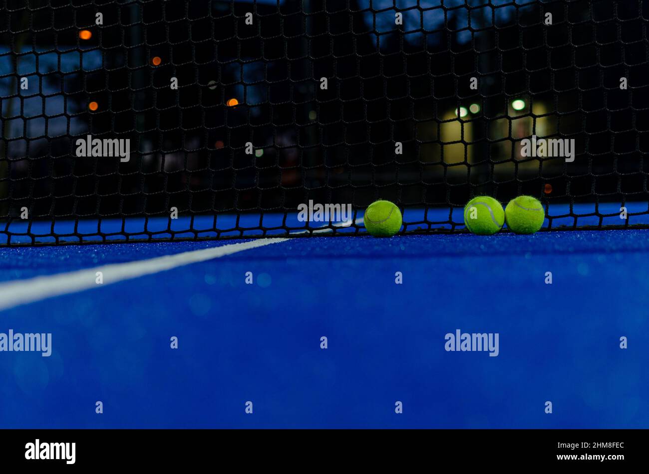 Paddel-Tennisball auf einem Paddel-Tennisplatz als Hintergrund Stockfoto