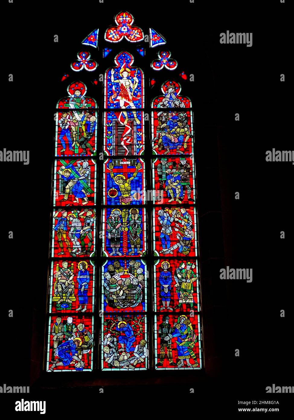 Glasmalerei im Petersdom in Worms, Deutschland Stockfoto