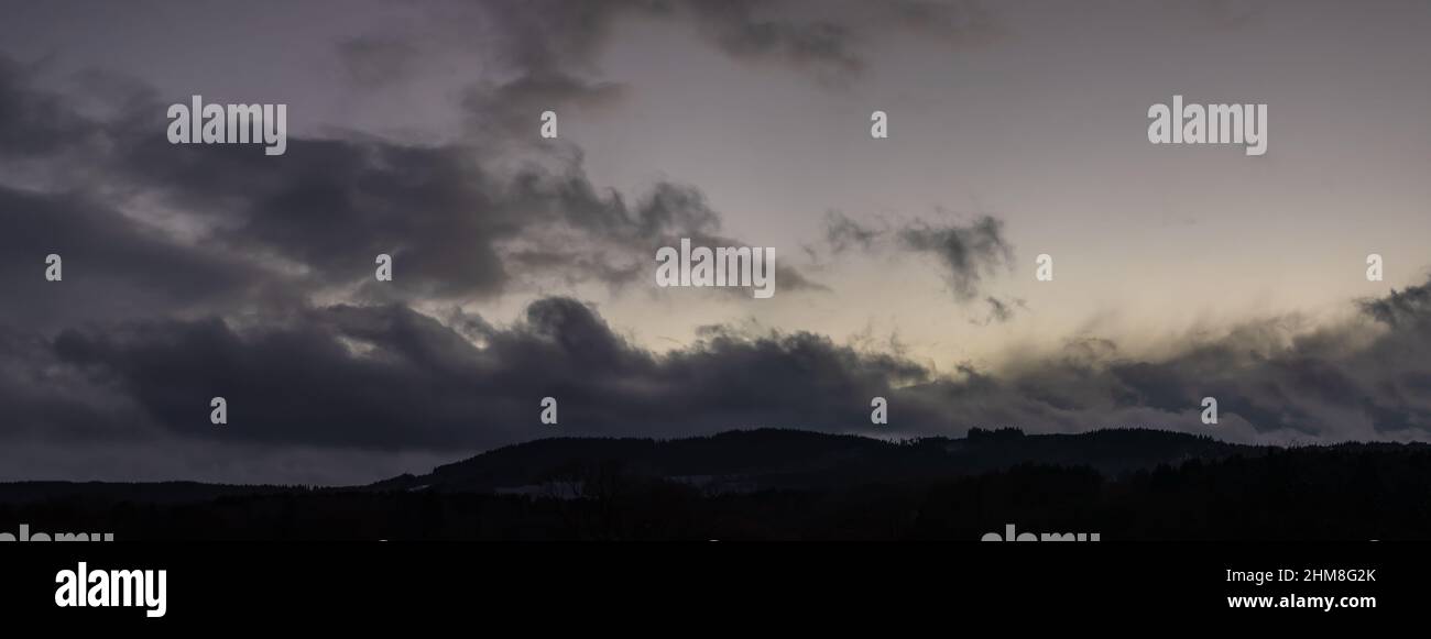 Wolkiger Himmel - Sturm Wolken im Wind über dem Horizont Stockfoto