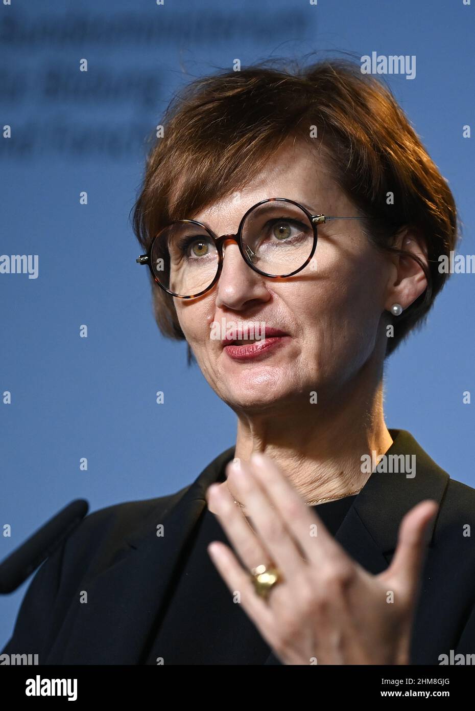 08. Februar 2022, Berlin: Bundesministerin für Bildung und Forschung, Bettina stark-Watzinger (FDP), spricht auf einer Pressekonferenz zum Thema "mit der Forschung gegen Fake News" zum Safer Internet Day im Bundesministerium für Bildung und Forschung. Foto: Jens Kalaene/dpa-Zentralbild/dpa Stockfoto