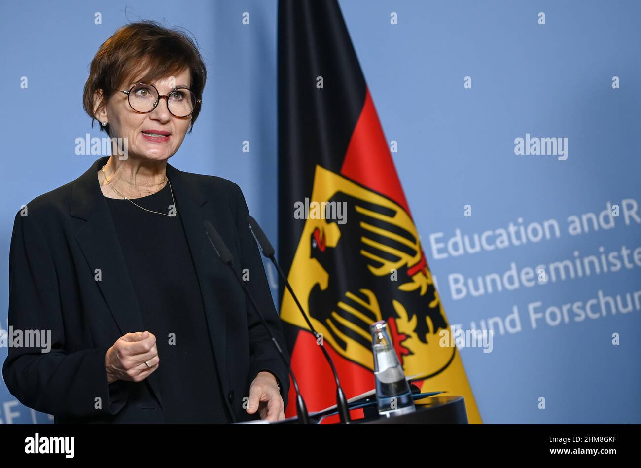 08. Februar 2022, Berlin: Bundesministerin für Bildung und Forschung, Bettina stark-Watzinger (FDP), spricht auf einer Pressekonferenz zum Thema "mit der Forschung gegen Fake News" zum Safer Internet Day im Bundesministerium für Bildung und Forschung. Foto: Jens Kalaene/dpa-Zentralbild/dpa Stockfoto