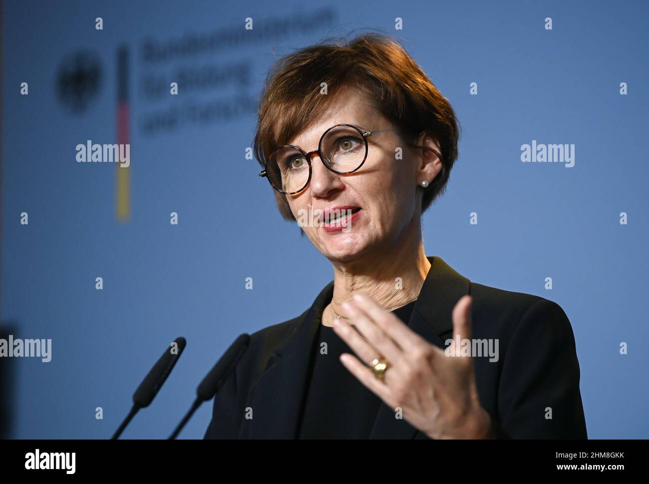 08. Februar 2022, Berlin: Bundesministerin für Bildung und Forschung, Bettina stark-Watzinger (FDP), spricht auf einer Pressekonferenz zum Thema "mit der Forschung gegen Fake News" zum Safer Internet Day im Bundesministerium für Bildung und Forschung. Foto: Jens Kalaene/dpa-Zentralbild/dpa Stockfoto