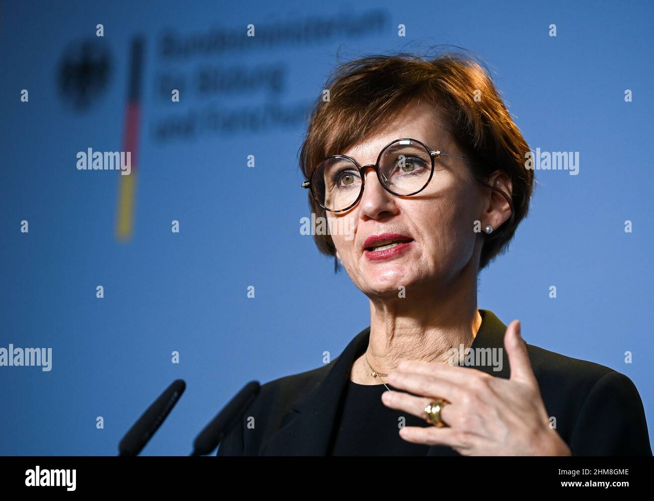 08. Februar 2022, Berlin: Bundesministerin für Bildung und Forschung, Bettina stark-Watzinger (FDP), spricht auf einer Pressekonferenz zum Thema "mit der Forschung gegen Fake News" zum Safer Internet Day im Bundesministerium für Bildung und Forschung. Foto: Jens Kalaene/dpa-Zentralbild/dpa Stockfoto