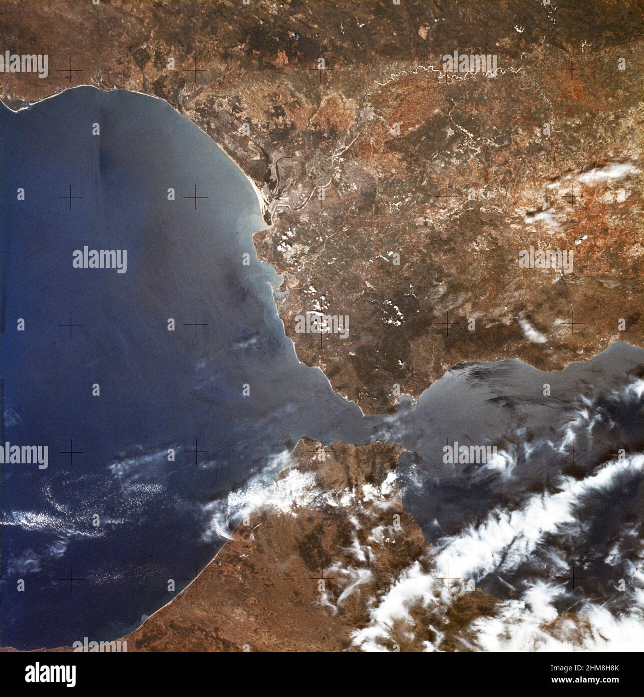 (22. Juni 1973) --- Tor zum Atlantik, seit der Antike ist die Straße von Gibraltar (36,5N, 4,5W) auch die Grenze zwischen Afrika und Europa. In Spanien im Norden ist das dunkle Küstengebiet das Delta des Guadalquivir-Flusses und die Stadt Sevilla. Der kleine Landstrich auf der Nordseite der Meerenge ist der eigentliche Felsen von Gibraltar. Auf der afrikanischen Seite weht von Marokko und Algerien aus eine Wolkenfront, die sich von der Küste her schneidet, nach Europa Stockfoto
