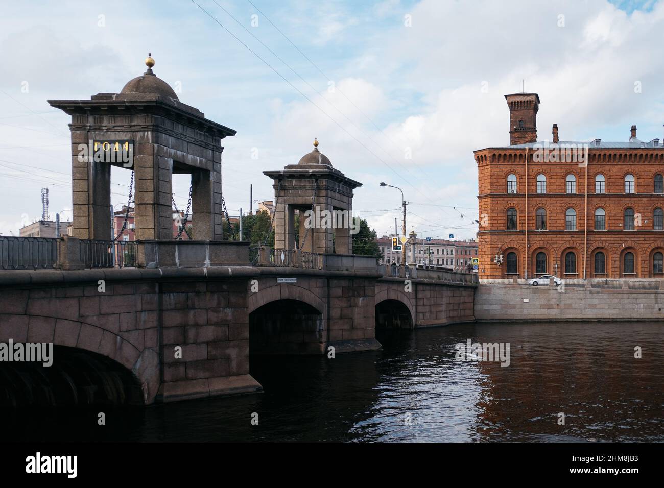 Steinerne Staro-Kalinkin-Brücke über den Fontanka-Fluss im Admiralteisky District. Erbaut 1780s. Stockfoto