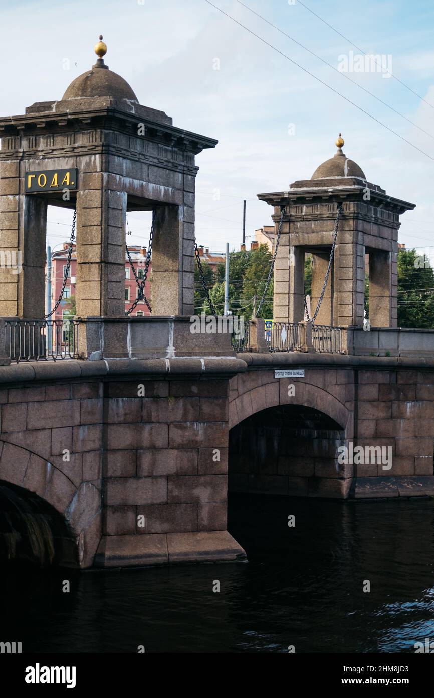 Nahaufnahme der steinernen Staro-Kalinkin-Brücke über den Fontanka-Fluss im Admiralteisky District. Stockfoto