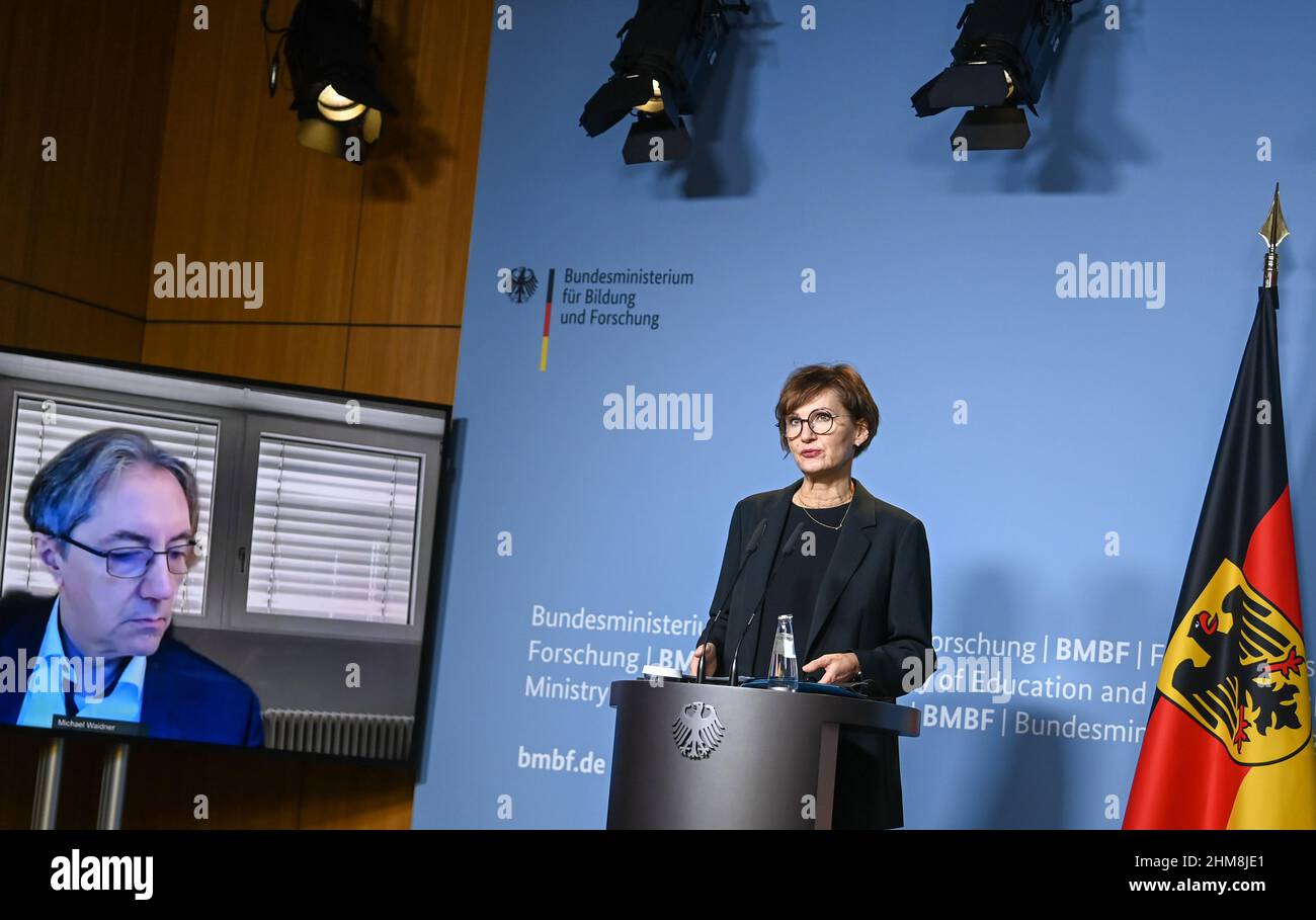 Berlin, Deutschland. 08th. Februar 2022. Bettina stark-Watzinger (FDP), Bundesministerin für Bildung und Forschung, Und Michael Waidner, Direktor des Nationalen Forschungszentrums für Angewandte Cybersicherheit ATHENE, sprechen auf einer Pressekonferenz zum Thema 'mit Forschung gegen gefälschte Nachrichten' zum Safer Internet Day im Bundesministerium für Bildung und Forschung, wobei Waidner per Videokonferenz dabei ist und auf einem Bildschirm zu sehen ist. Quelle: Jens Kalaene/dpa-Zentralbild/dpa/Alamy Live News Stockfoto
