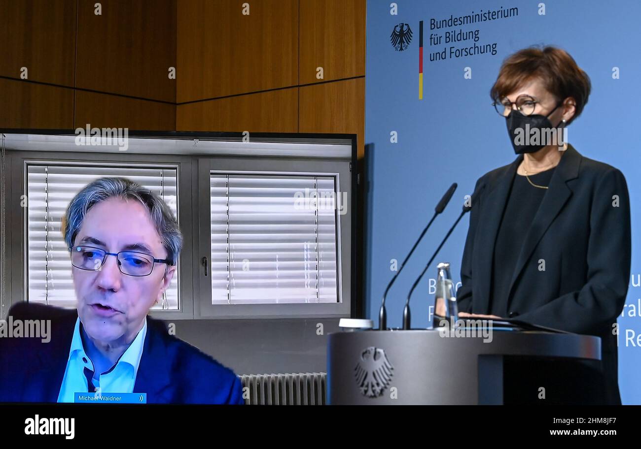 Berlin, Deutschland. 08th. Februar 2022. Bettina stark-Watzinger (FDP), Bundesministerin für Bildung und Forschung, Und Michael Waidner, Direktor des Nationalen Forschungszentrums für Angewandte Cybersicherheit ATHENE, sprechen auf einer Pressekonferenz zum Thema 'mit Forschung gegen gefälschte Nachrichten' zum Safer Internet Day im Bundesministerium für Bildung und Forschung, wobei Waidner per Videokonferenz dabei ist und auf einem Bildschirm zu sehen ist. Quelle: Jens Kalaene/dpa-Zentralbild/dpa/Alamy Live News Stockfoto