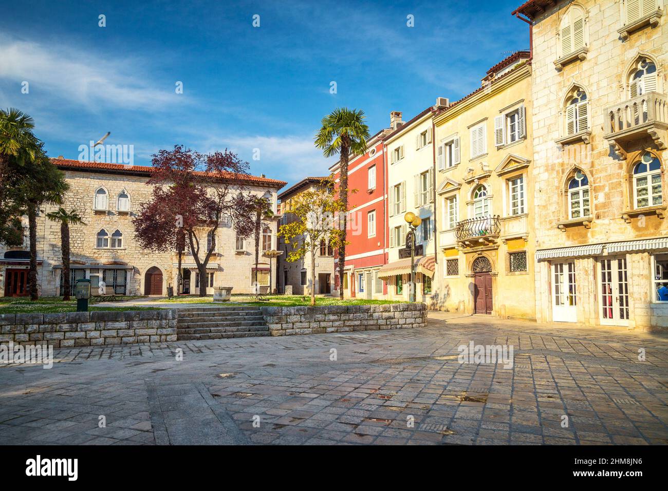 Stadtplatz mit farbenfroher Fassade eines alten Hauses in Porec, Kroatien, Europa. Stockfoto