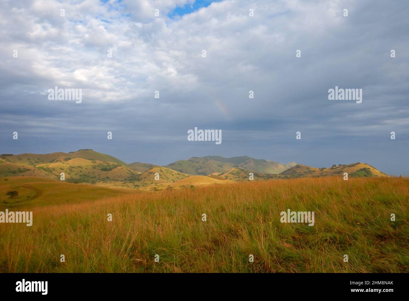 Panoramablick auf die Berglandschaften gegen den Himmel auf den Chyulu Hills, Chyulu National Park, Kenia Stockfoto