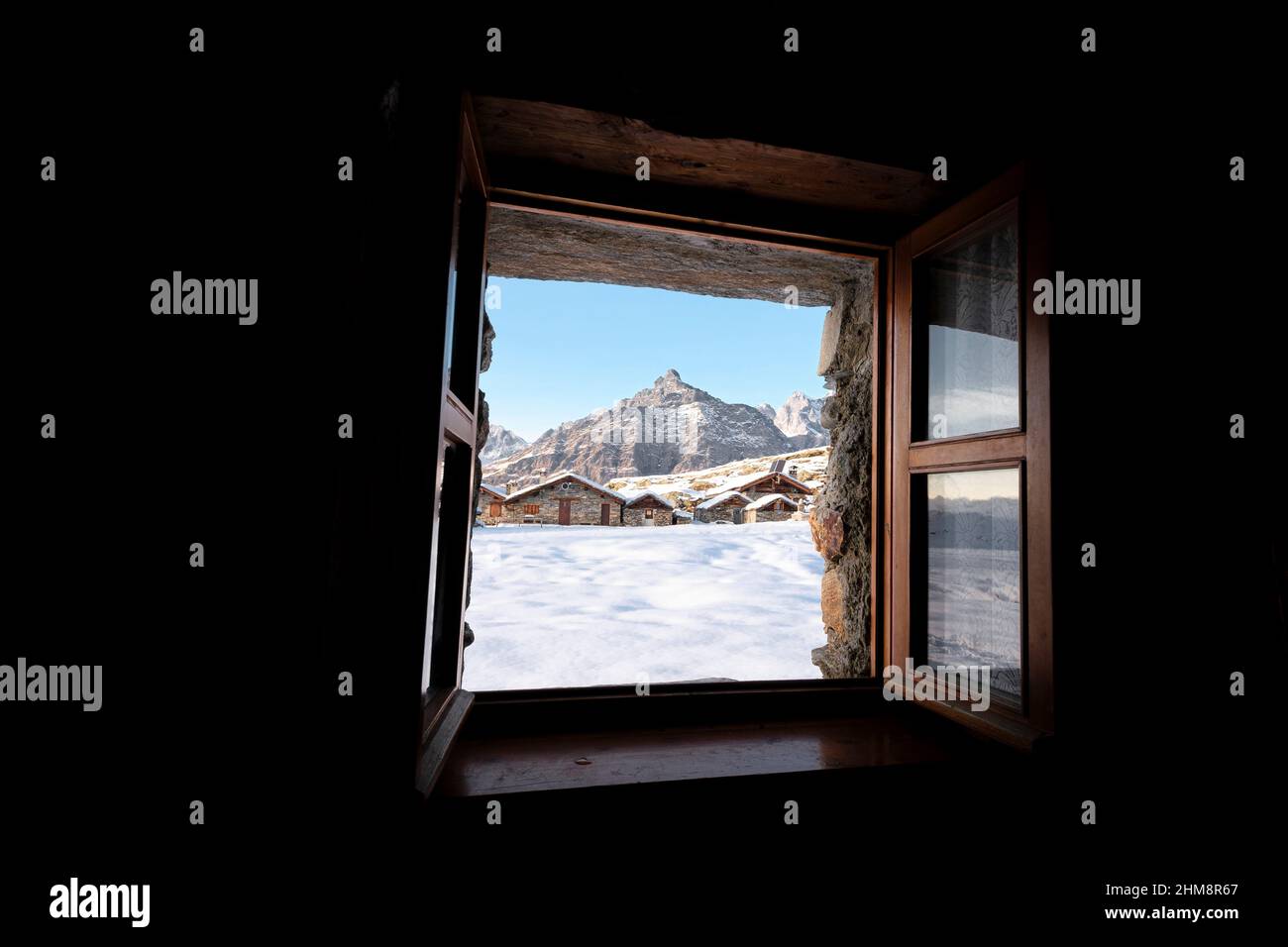 Finestra con vista sull' alpeggio, Alpe Prabello, Valmalenco, Italia, Europa Stockfoto