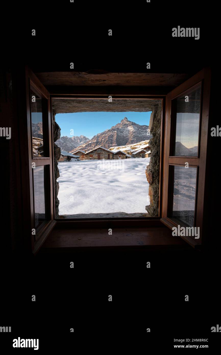 Finestra con vista sull' alpeggio, Alpe Prabello, Valmalenco, Italia, Europa Stockfoto