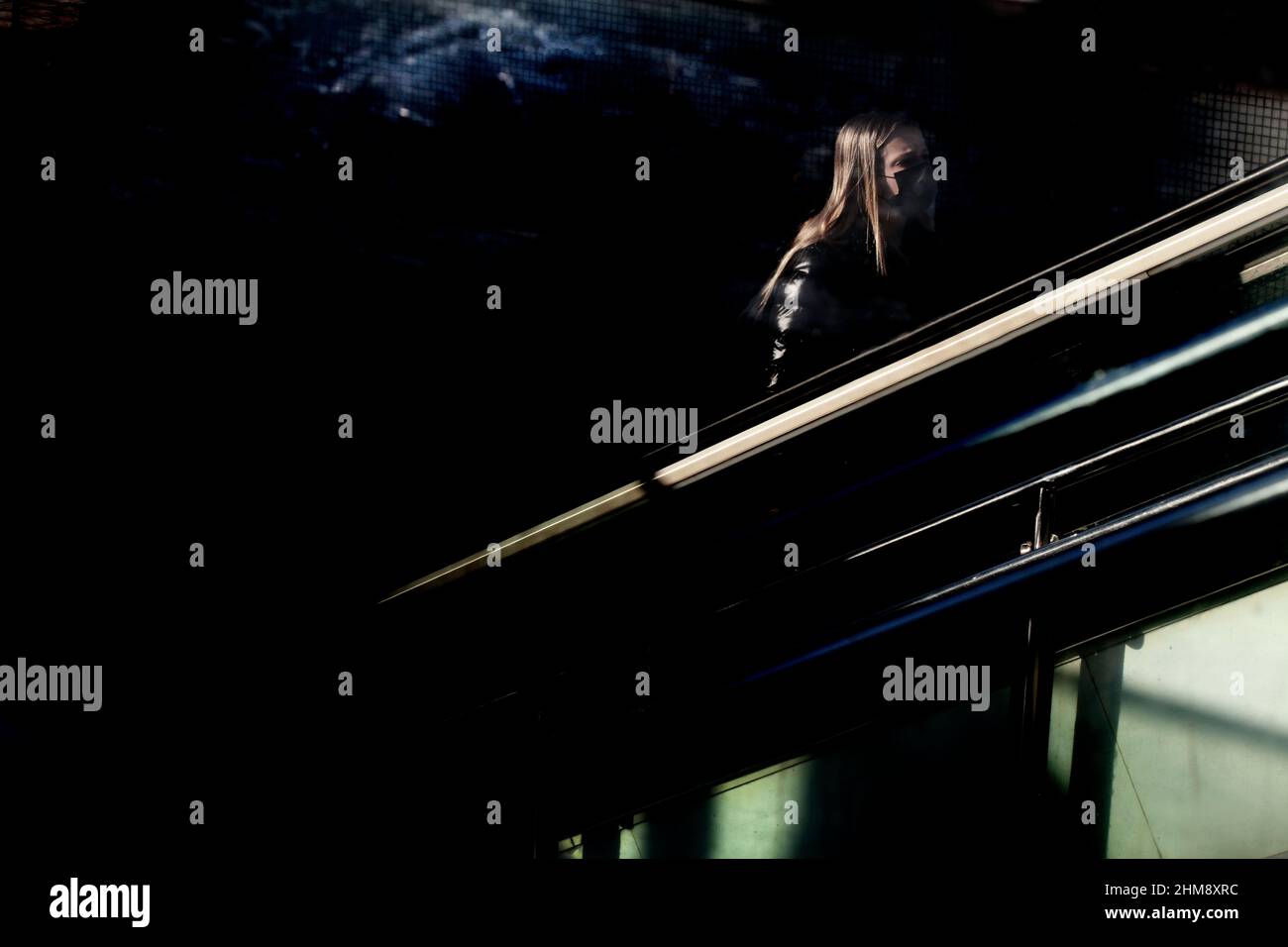 Frau, die die U-Bahn mit der Rolltreppe verlässt, Barcelona. Stockfoto