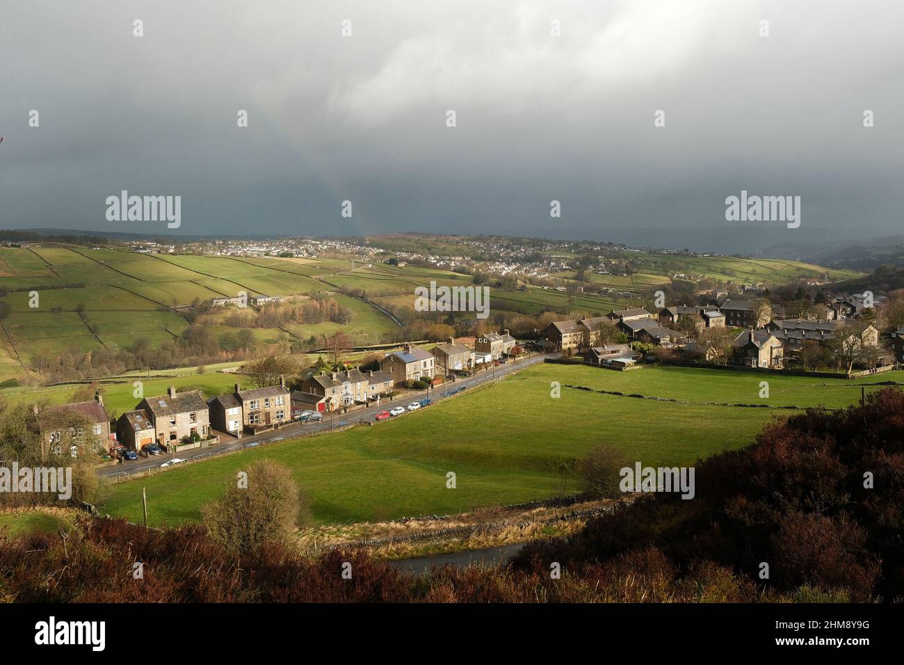 Haworth, Großbritannien: Blick über Howarth, West Yorkshire vom Penistone Hill aus, der wegen seiner Verbindungen zum Bro Touristen aus der ganzen Welt anzieht Stockfoto