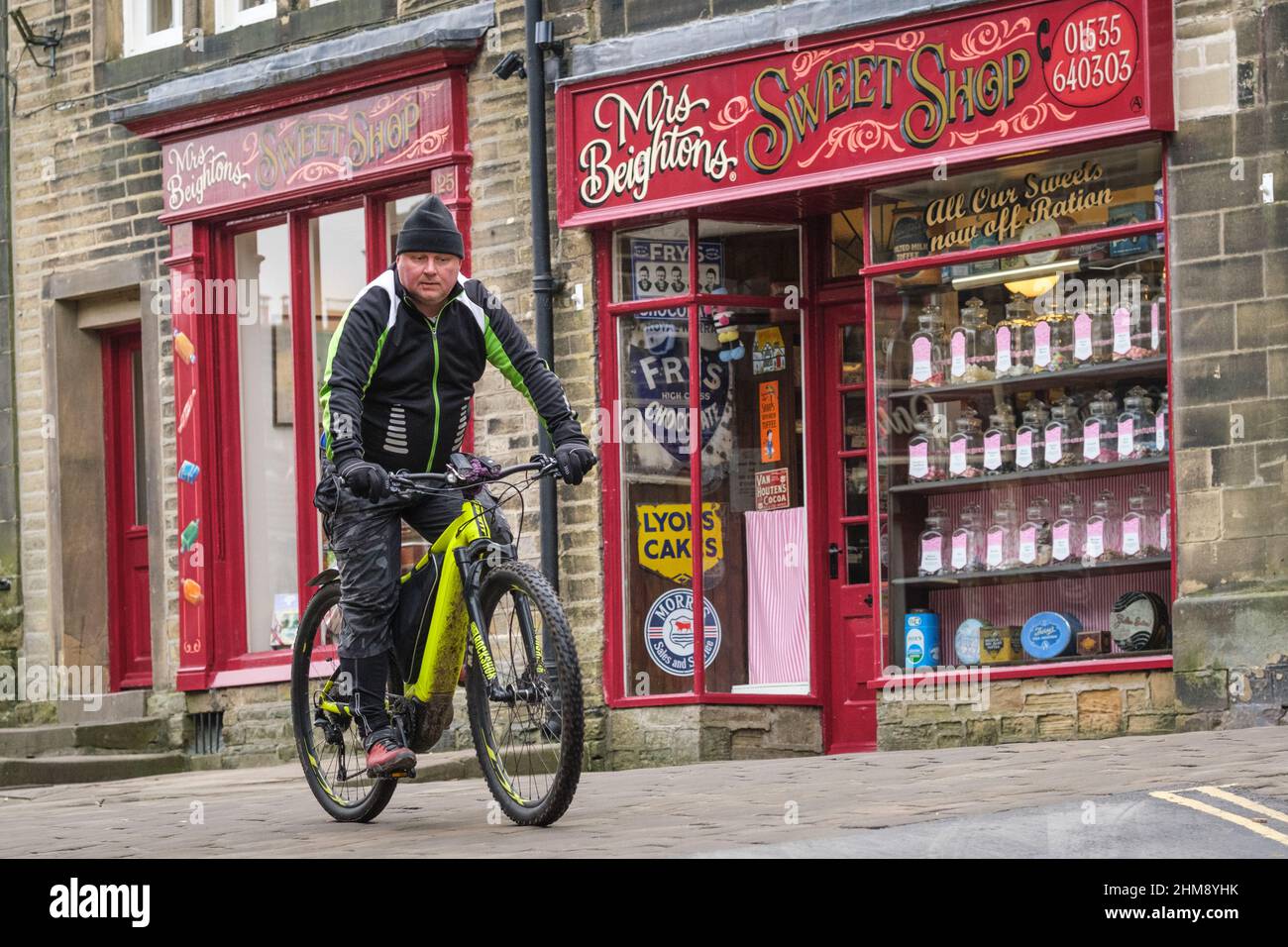 Haworth, Großbritannien: Main Street in Howarth, West Yorkshire mit seinen traditionellen Geschäften zieht Touristen aus der ganzen Welt wegen seiner Verbindungen zu t an Stockfoto