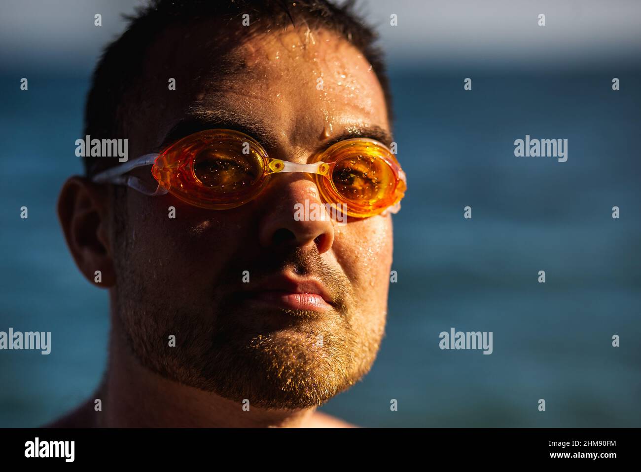 Junger Bartmann mit Schwimmbrille auf Meeresgrund Stockfoto