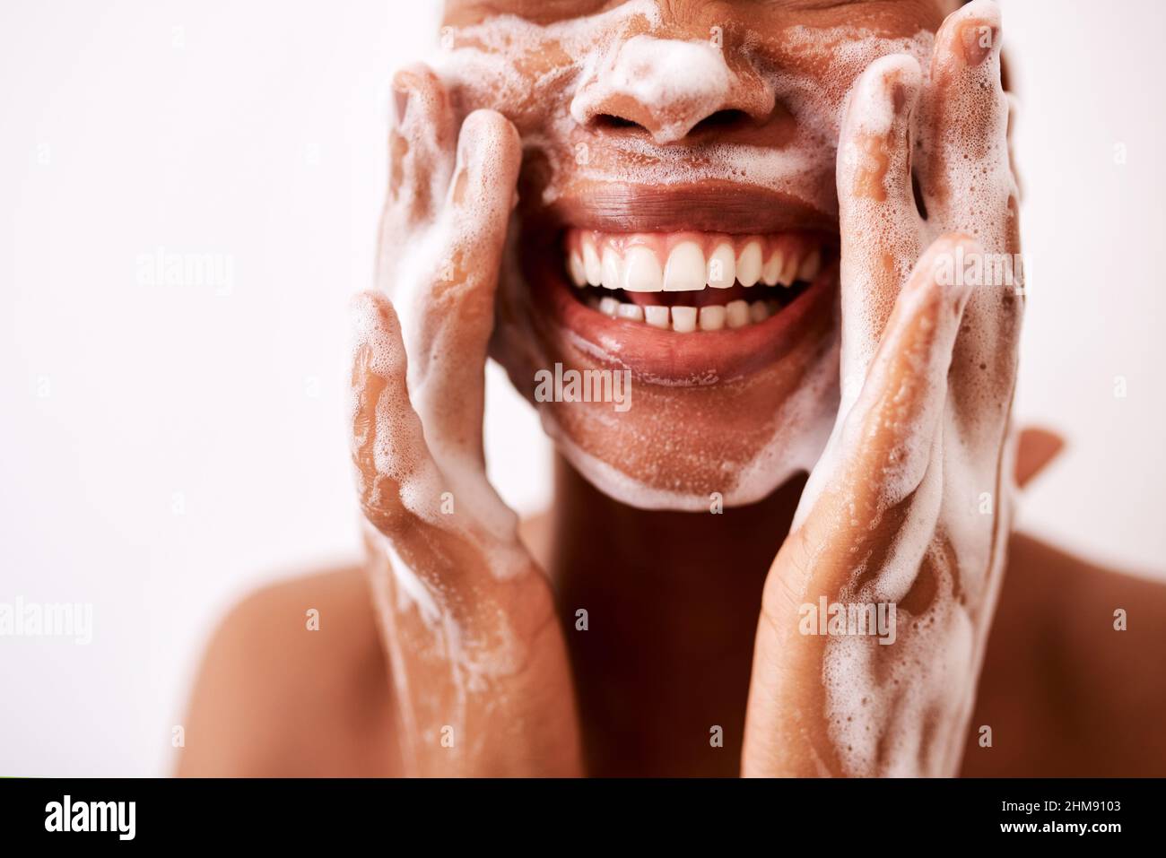 Meine Haut sauber zu halten, ist es, was sie gut aussehen lässt. Studioaufnahme einer unkenntlichen Frau, die ihr Gesicht vor weißem Hintergrund wäscht. Stockfoto