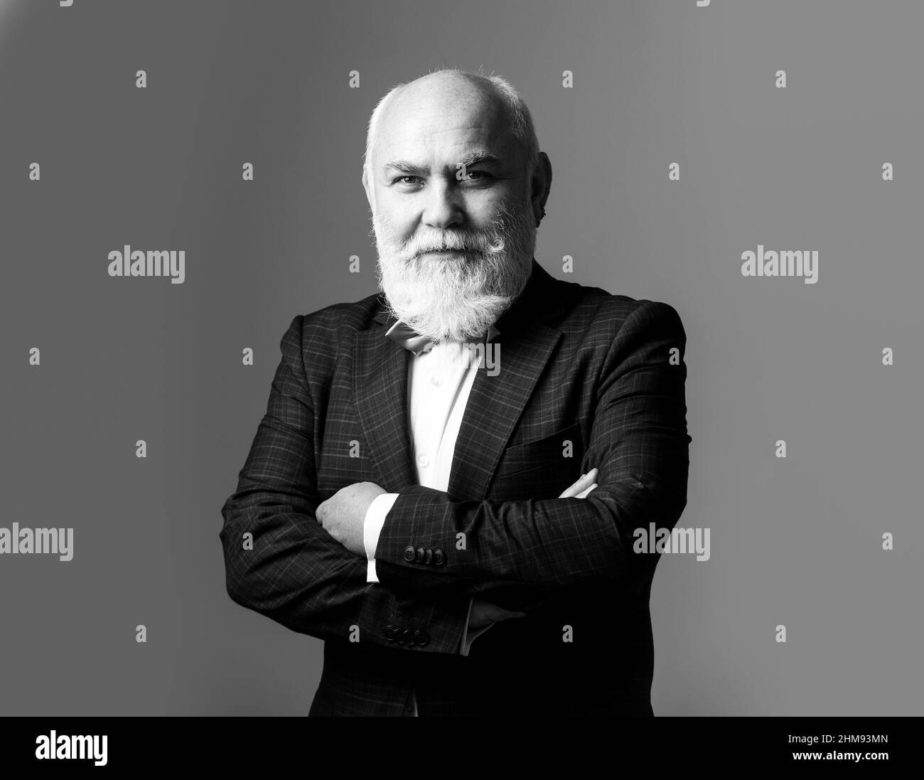 Älterer Mann mit gekreuzten Armen. Ältere, alte, reife Mann Nahaufnahme Porträt. Stockfoto