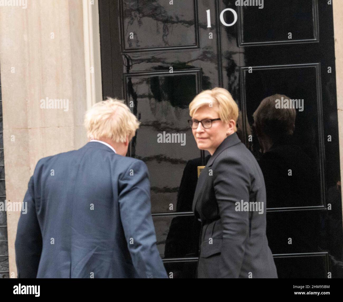 London, Großbritannien. 8th. Februar 2022. Der Premierminister Boris Johnson trifft sich mit der litauischen Ministerpräsidentin Ingrida Šimonytė, um über die Sicherheitslage in Europa zu diskutieren, inmitten der Spannungen, die durch den militärischen Aufbau Russlands entlang der Grenzen mit der Ukraine und Belarus verursacht wurden.Quelle: Ian Davidson/Alamy Live News Stockfoto