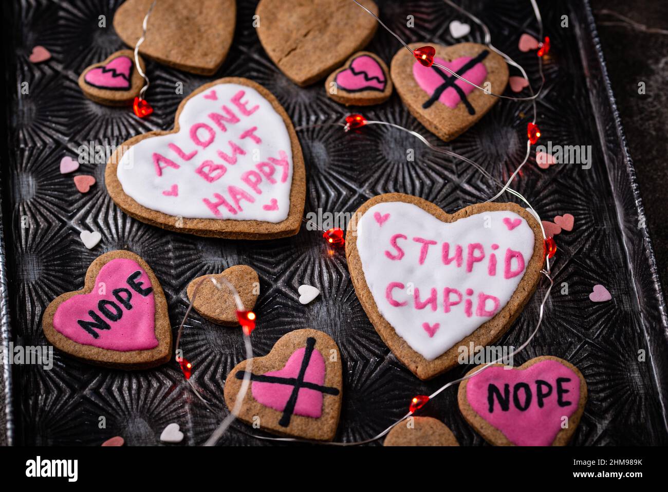 Anti-Valentinstag-Konzept. Cookies allein, aber glücklich. Stockfoto