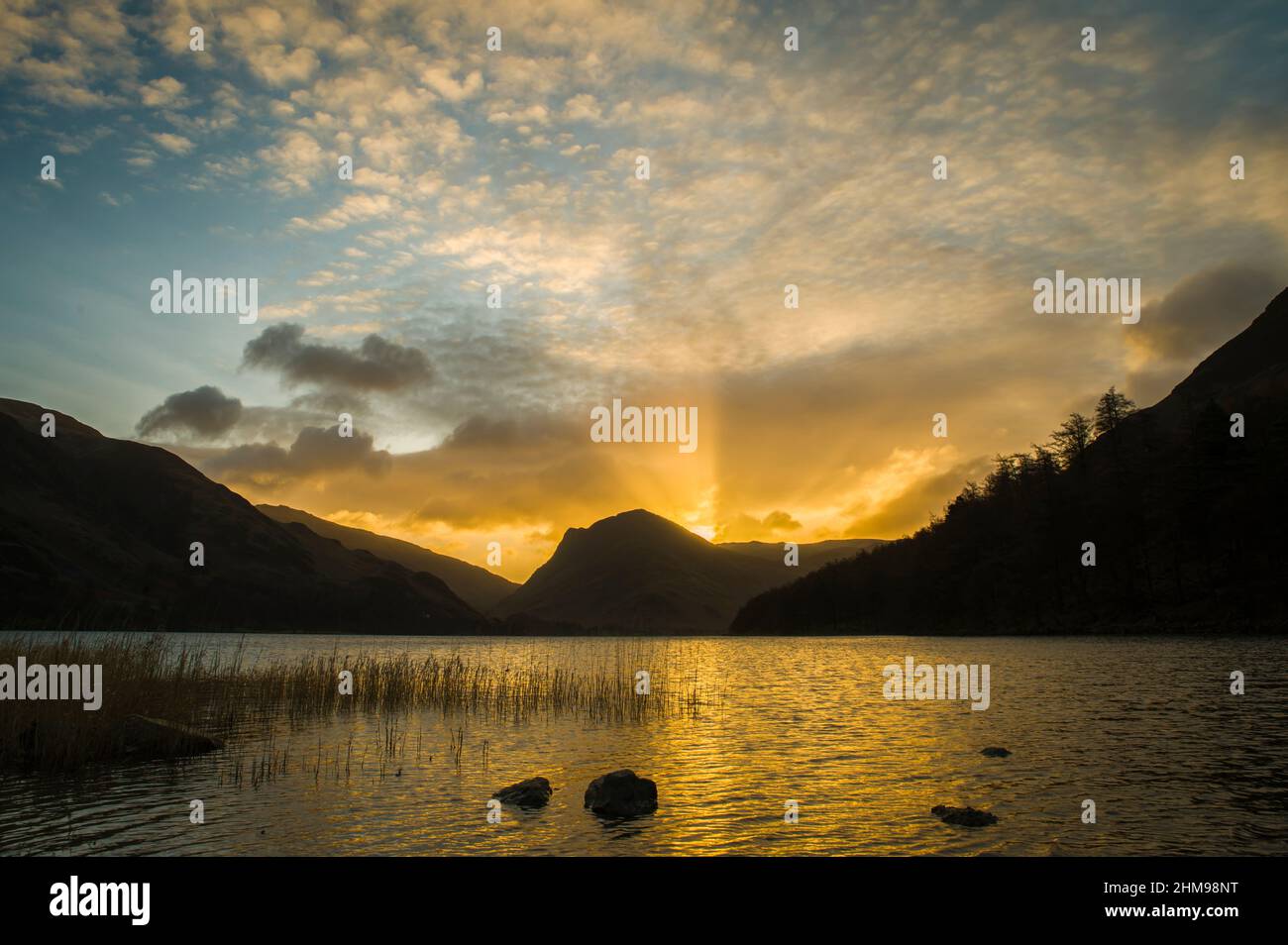 Ein wunderschöner Sonnenaufgang am See im Lake District Stockfoto
