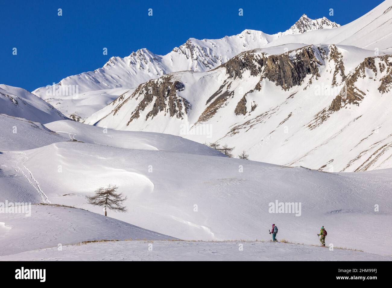 Frankreich. Hautes-Alpes (05) Ecrins National Park, Skigebiet Serre Chevalier, Schneeschuhwandern auf einer Höhe von mehr als 2000 m mit Rachel Bourg, mitten in der Berge Stockfoto