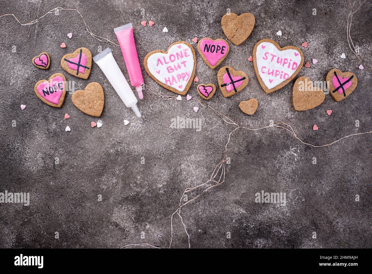 Anti-Valentinstag-Konzept. Cookies allein, aber glücklich. Stockfoto