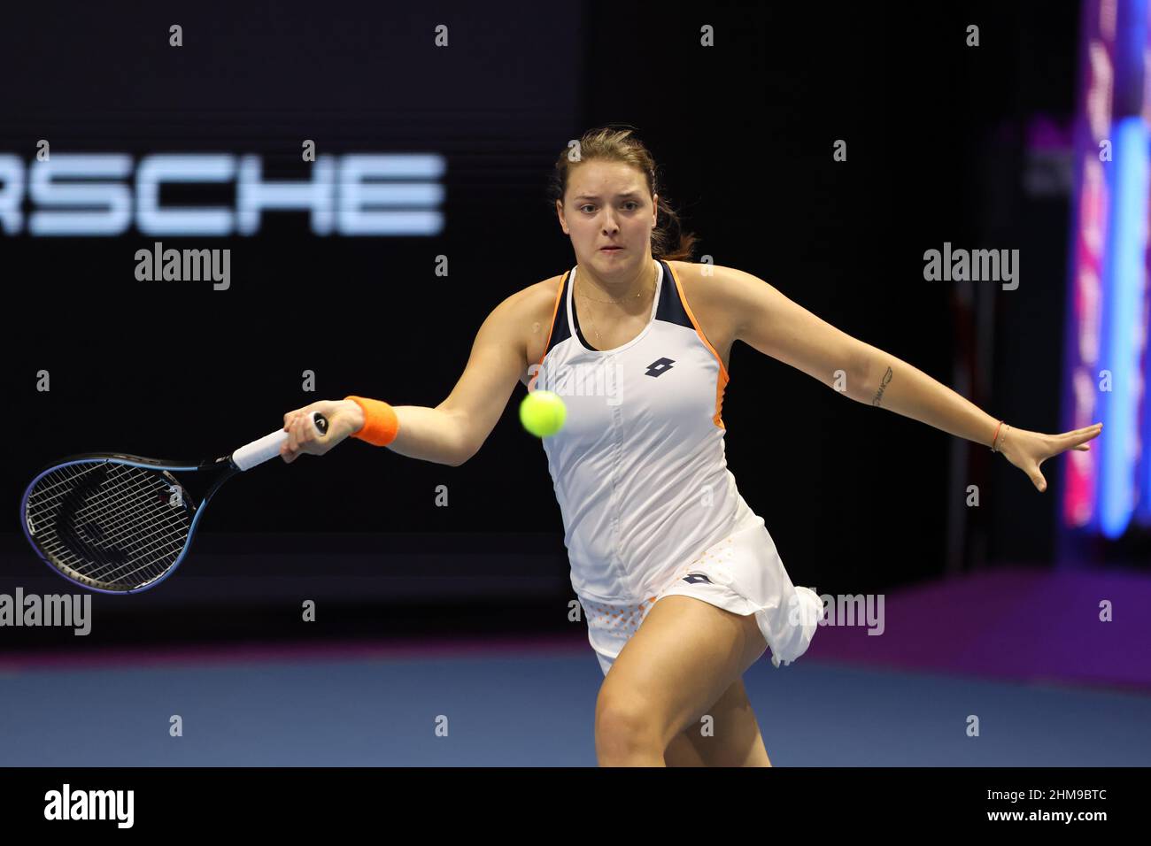 Sankt Petersburg, Russland. 08th. Februar 2022. Jule Niemeier aus Deutschland in Aktion während der St. Petersburg Ladies Trophy 2022 Tennisturnier gegen Petra Kvitova aus Tschechien, Endstand; Petra Kvitova 2:0 Jule Niemeier. Kredit: SOPA Images Limited/Alamy Live Nachrichten Stockfoto