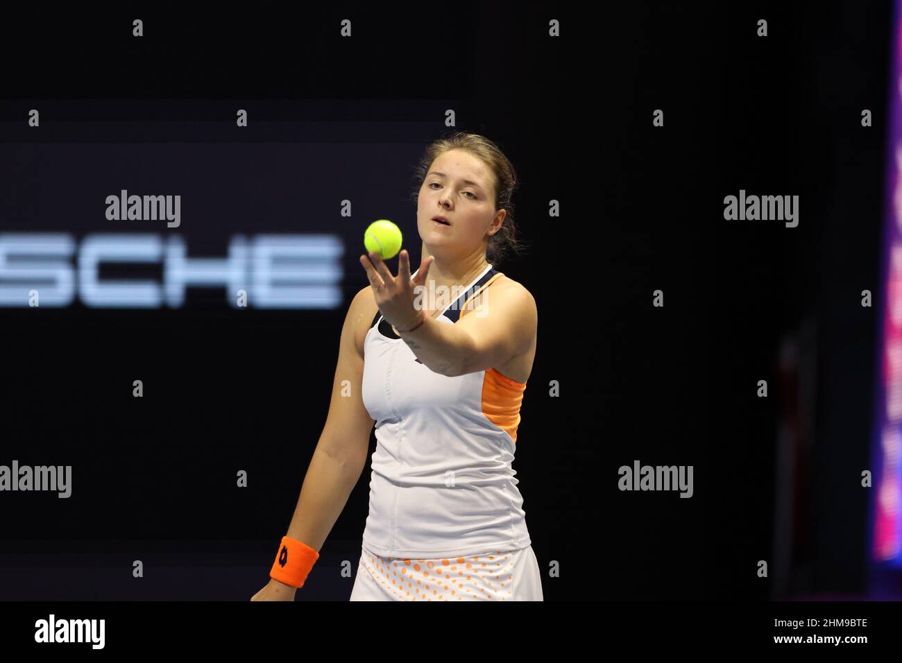 Sankt Petersburg, Russland. 08th. Februar 2022. Jule Niemeier aus Deutschland in Aktion während der St. Petersburg Ladies Trophy 2022 Tennisturnier gegen Petra Kvitova aus Tschechien, Endstand; Petra Kvitova 2:0 Jule Niemeier. Kredit: SOPA Images Limited/Alamy Live Nachrichten Stockfoto