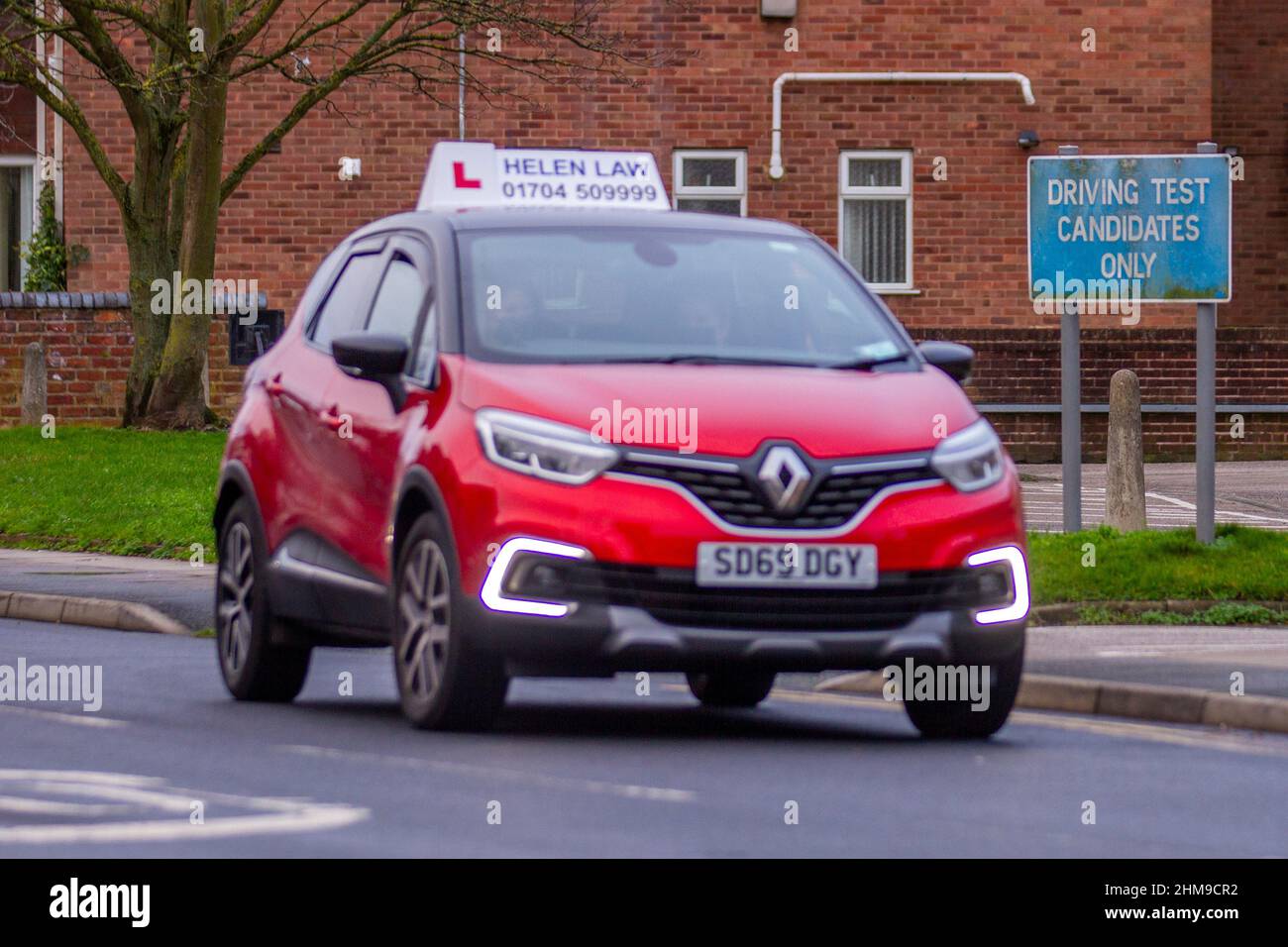 DVSA-Fahrtest Kandidaten unterschreiben nur, Autofahrer nehmen ihren Test ab. 2019 Renault Captur Iconic TCE 1333cc 6 Schaltgetriebe in Southport, Merseyside, Großbritannien Stockfoto