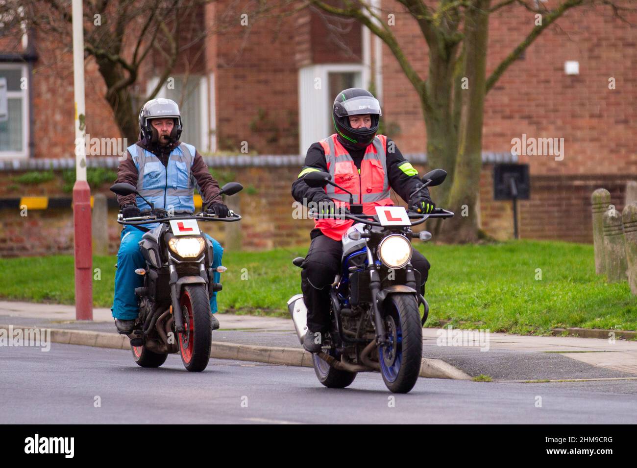 DVSA-Fahrtestkandidaten unterschreiben nur, dass Motorradfahrer ihren Test in Southport, Merseyside, Großbritannien, absolvieren Stockfoto