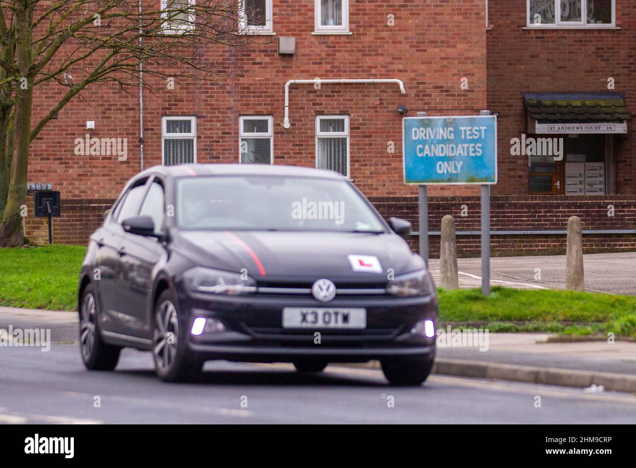 DVSA-Fahrtest Kandidaten unterschreiben nur, Autofahrer nehmen ihren Test ab. 2020 VW Volkswagen Polo Beats Evo 999cc Benziner 5-Gang Schaltgetriebe in Southport, Merseyside, Großbritannien Stockfoto