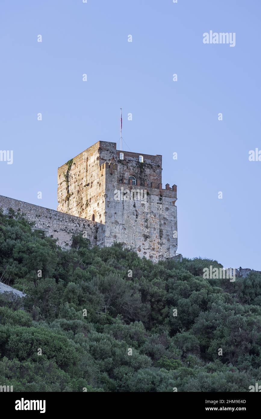 Blick auf den maurischen Burgturm, hoch über dem Eingang von Gibraltar Stockfoto