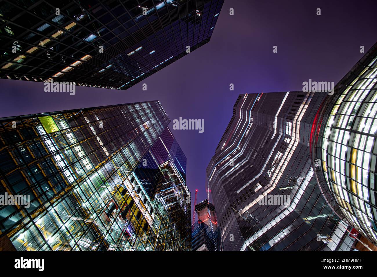 Blick auf das Leadenhall Building, London, bei Nacht. Stockfoto