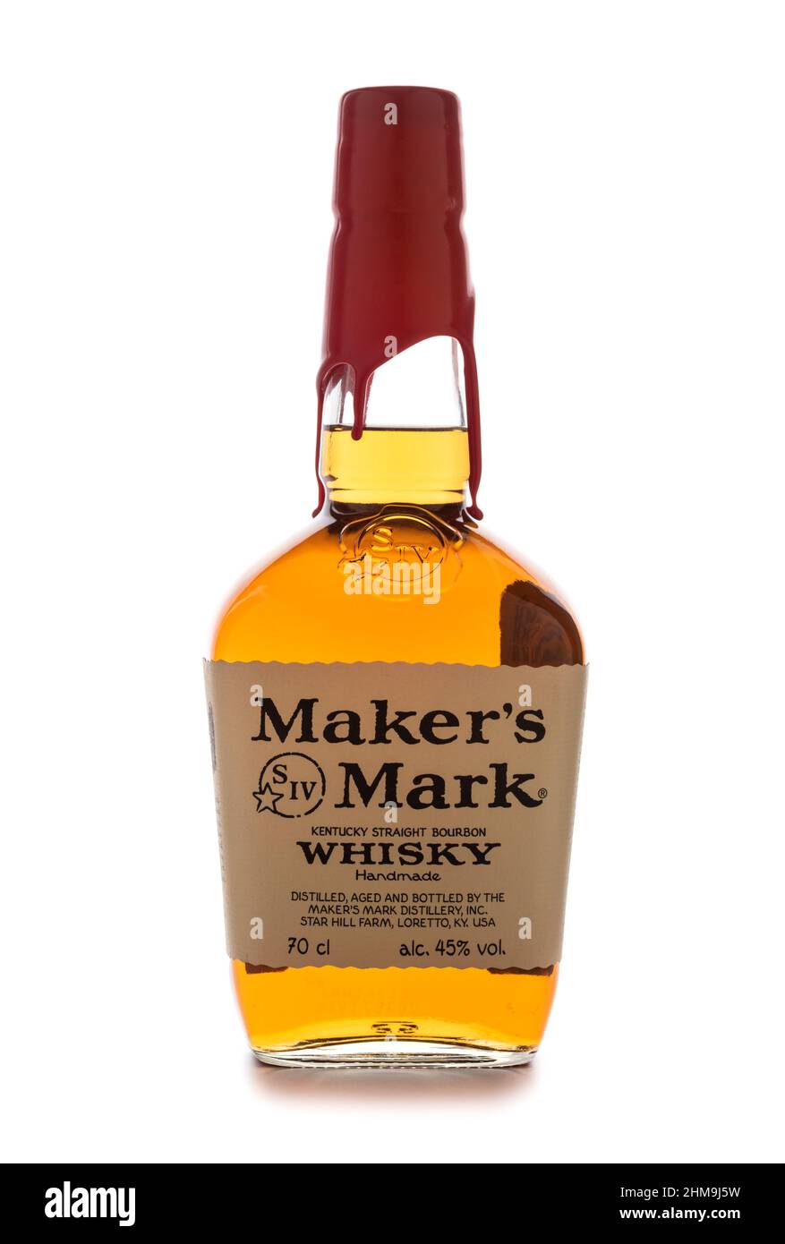 Moskau, Russland - 8. Februar 2022: Glasflasche mit Maker's Mark Whiskey auf weißem Hintergrund. Whiskey Grain Bourbon. Stockfoto