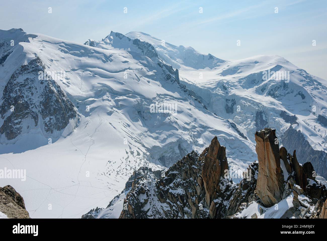 Blick auf die Alpen von der Aussichtsplattform Aiguille du Midi über Chamonix unter dem Mont Blanc Stockfoto