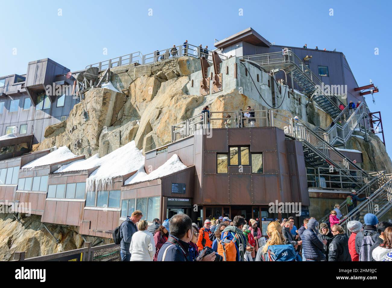 Blick auf die Aussichtsplattform Aiguille du Midi oberhalb von Chamonix. Stockfoto