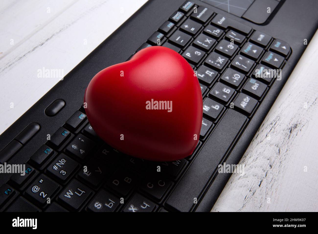 Rotes Herz auf schwarzer pc-Tastatur der Notebook-Website Nahaufnahme  Stockfotografie - Alamy