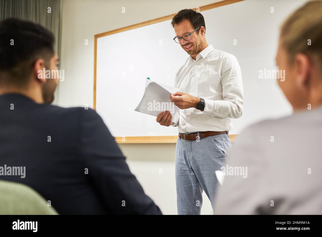 Referent oder Trainer in einem Seminar mit Fragebogen zur Schulung oder Personalauswahl Stockfoto