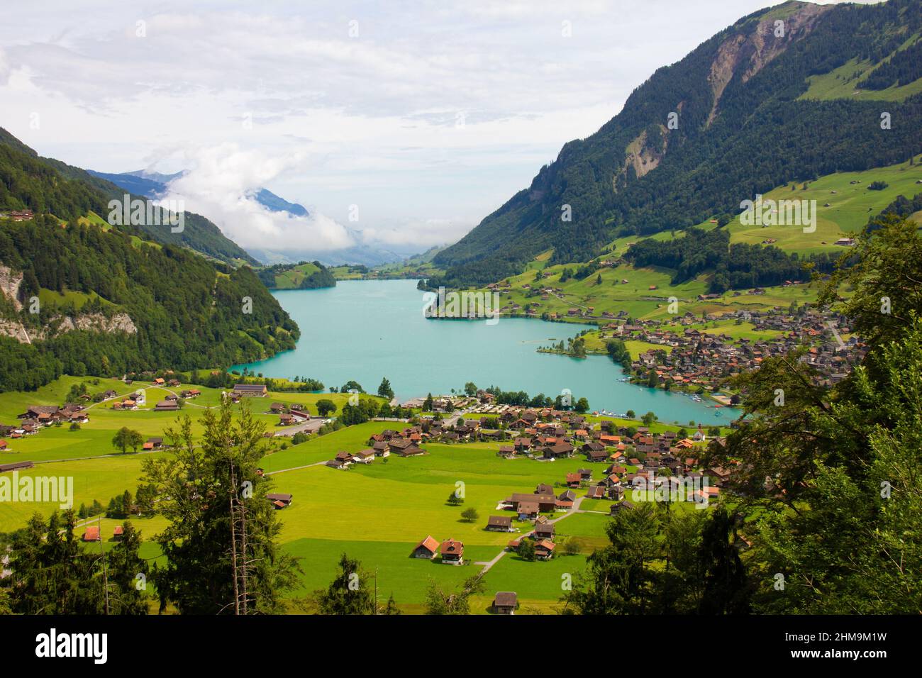 See, Berge und Dorf. Luftaufnahme auf Dorf in Österreich Stockfoto