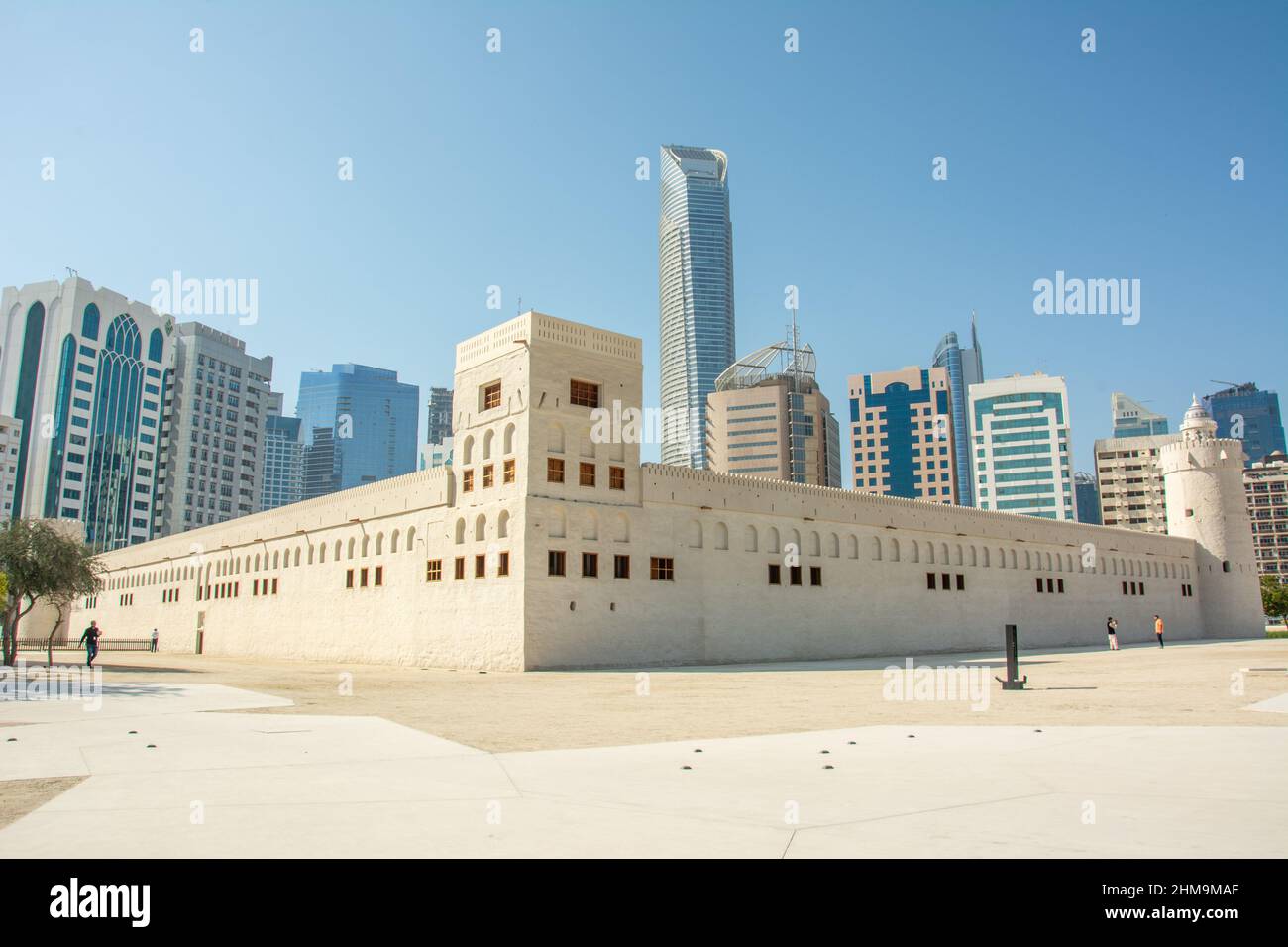 Der Blick auf das 'Qasr al-Hosn' (Palastfort) aus dem 18th. Jahrhundert, auch bekannt als das Weiße Fort, mit modernen Wolkenkratzern im Stadtzentrum von Abu Dhabi Stockfoto