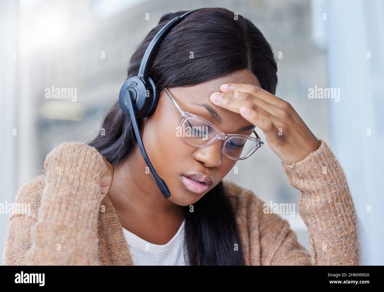 Ich habe diese Frist so betont. Aufnahme einer Geschäftsfrau, die an ihrem Schreibtisch in ihrem Büro an einer Migräne leidet. Stockfoto